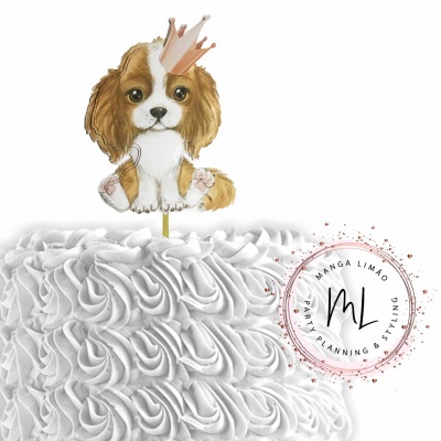 Topo de bolo com cachorro e coroa em bolo branco com rosetas