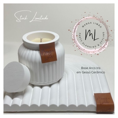 Vela decorativa em base branca de gesso cerâmico com etiquetas castanhas