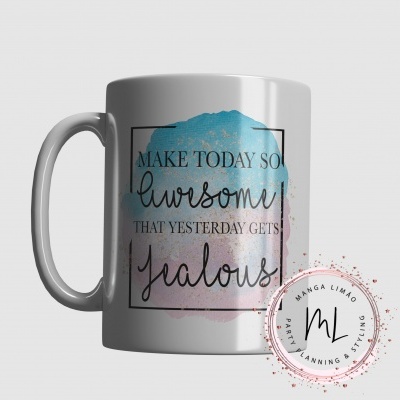Caneca branca com texto inspirador em azul e rosa