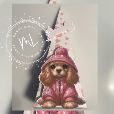 Cone decorativo com cão vestido de rosa e padrão de corações
