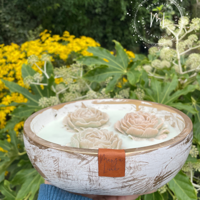 Taça Artesanal em Gesso Cerâmico com Vela Aromática e Flores em Cera