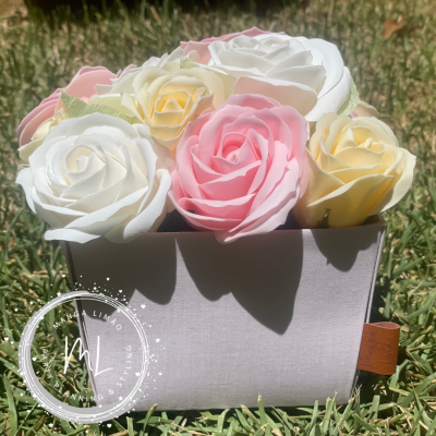 Cesto com Rosas de Sabão - Arranjo Artesanal com Rosas Brancas, Champanhe e Rosa