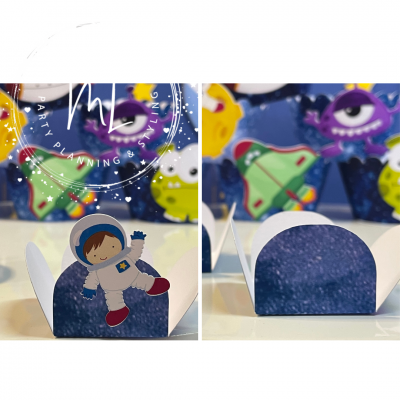 suporte para doce com desenho de astronauta azul e branco