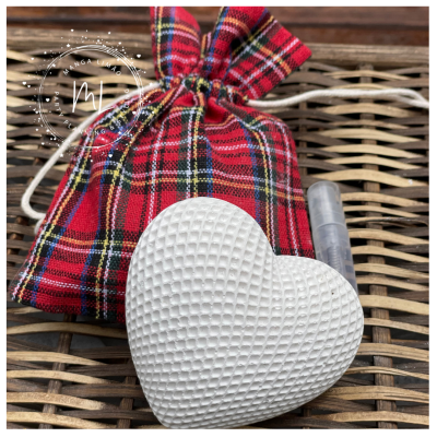 Saco em Xadrez com Coração em Gesso Cerâmico: Elegância e Fragância para o seu Espaço