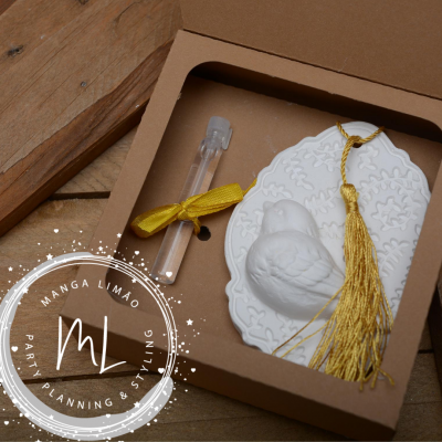 Ornamento branco em forma de pássaro com frasco transparente e caixa de cartão castanho