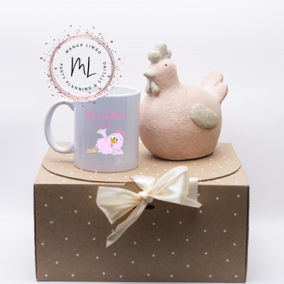 Caneca Mãe Galinha com Galinha em caixa de oferta