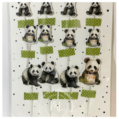 Decoração para festa com palitos de pandas e bolos com etiquetas verdes de bolinhas brancas