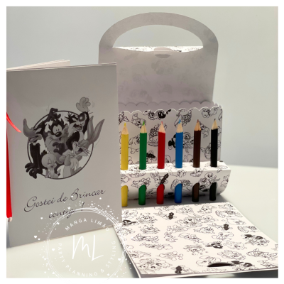 Mala lápis de cor e livro para pintar