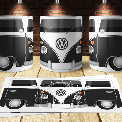 Latas decorativas com design de carrinha Volkswagen clássica em preto e branco sobre mesa de madeira e parede de tijolos