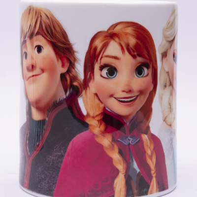 Caneca com personagens animados Kristoff, Anna e Elsa do Frozen