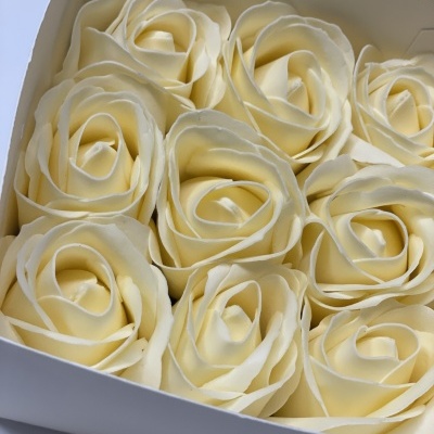 Caixa com 9 Botões de rosa em sabão ( champanhe )