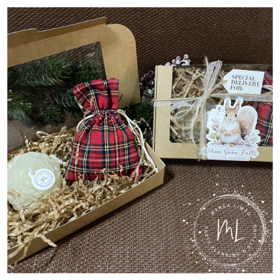 Pack de 2 Velas Aromáticas Artesanais – Flor Branca e Coração Terra