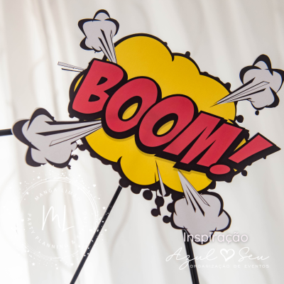 Balão decorativo com texto 'BOOM!' em estilo de arte pop sobre suporte preto