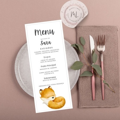 Mesa posta com prato cinza, talheres rosa, guardanapo castanho claro e menu com ilustração de raposa