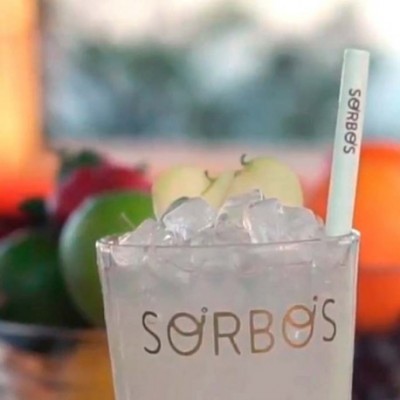 Copo transparente com bebida gelada e gelo, com a marca SORBO'S no copo e no canudo