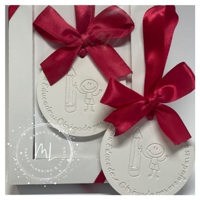 Medalha Perfumada em Gesso para Educadora – Presente Especial com Aroma | Caixa de Ofert