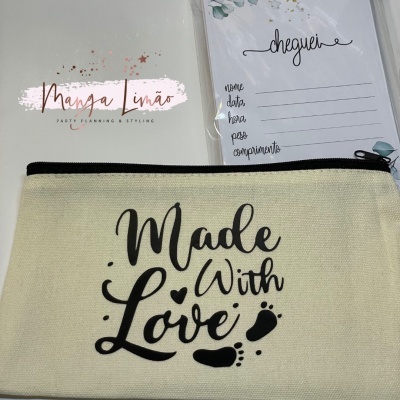 Bolsa de tecido com frase 'Made With Love' e cartões para preenchimento com a palavra 'cheguei'