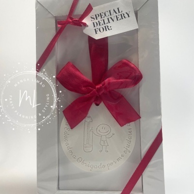 Medalha Perfumada em Gesso para Educadora – Presente Especial com Aroma | Caixa de Ofert