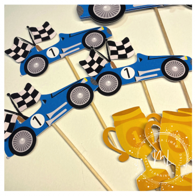 Decorações festa carros corrida azuis com bandeiras xadrez e troféus amarelos em palitos