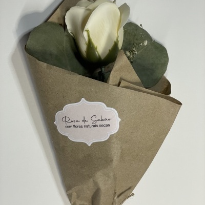 Arranjo rosa de sabão com flores naturais secas