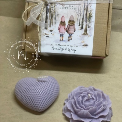 Caixa de presente com ilustração infantil e velas lilás em forma de coração e flor