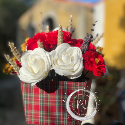 Arranjo de Flores de Sabão com Flores Secas Naturais ? Cesto com Tecido de Xadrez