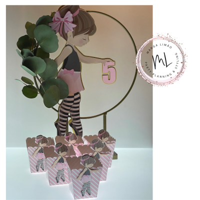 Aro centro de mesa Bailarina com idade personalizada e oferta de copos de pipocas