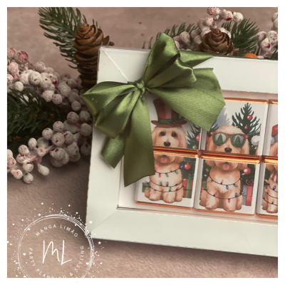 Caixa decorativa branca com laço verde e blocos com imagem natalícia de cão