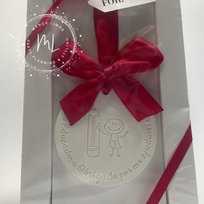 Medalha Perfumada em Gesso para Educadora – Presente Especial com Aroma | Caixa de Ofert