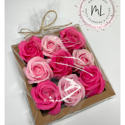 Caixa de flores decorativas rosa embaladas com laço de corda