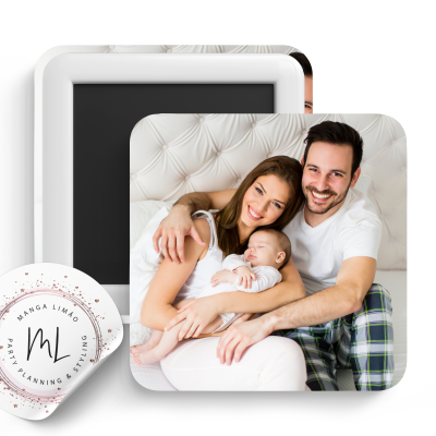 Íman quadrado com foto de família feliz e autocolante redondo com texto de marca.