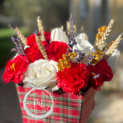 Arranjo de Flores de Sabão com Flores Secas Naturais ? Cesto com Tecido de Xadrez