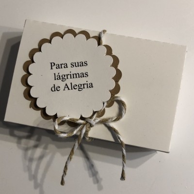 Caixa branca com etiqueta branca e castanha e cordão rústico