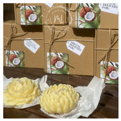 Caixas de cartão com etiquetas e velas em forma de flor