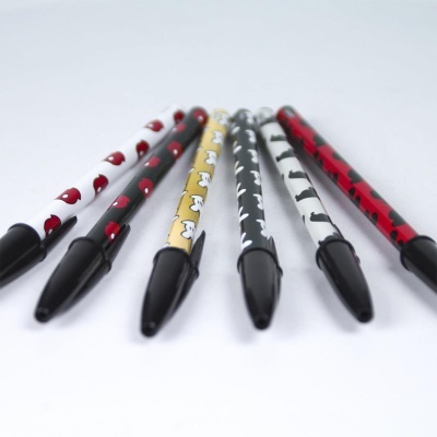 Canetas coloridas com padrões simples e tampas pretas sobre fundo branco