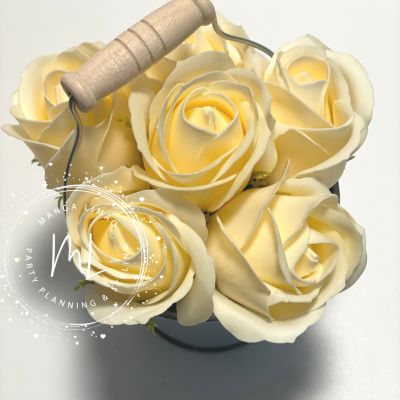 Balde metálico com 6 rosas de Sabão