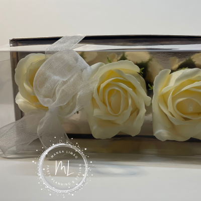 Caixa com 3 botões de Rosa de sabão cor champanhe