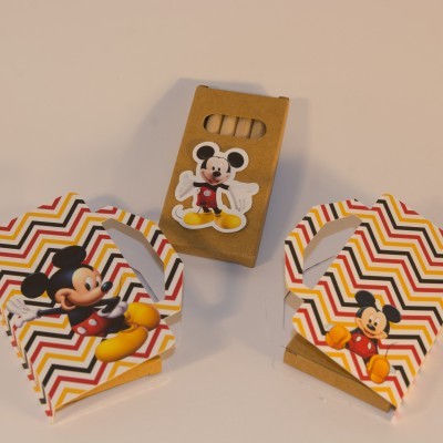 Caixas de papelão com padrão colorido e imagem do Mickey Mouse