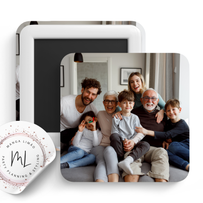 Fotografia impressa com moldura branca e etiqueta redonda com texto, família sorridente sentada no sofá.