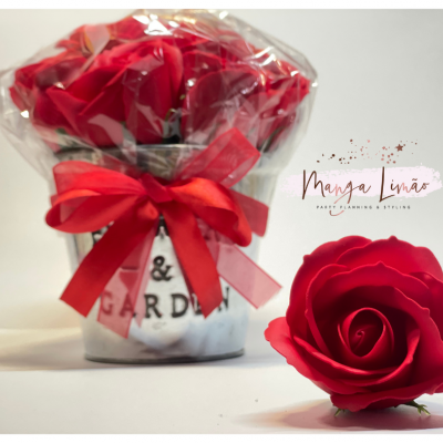 Balde metálico com 6 rosas de Sabão
