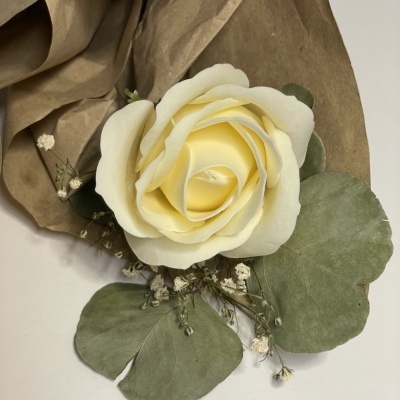 Arranjo rosa de sabão com flores naturais secas