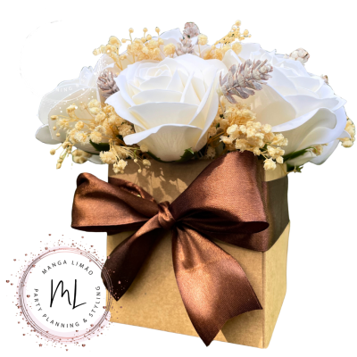 Arranjo de 12 Rosas de Sabão com Flores Naturais Secas – Elegância Artesanal Manga Limão