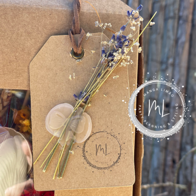 Arranjo de Flores de Sabão com Flores Secas Naturais – Cesto Artesanal com Tecido de Xadrez