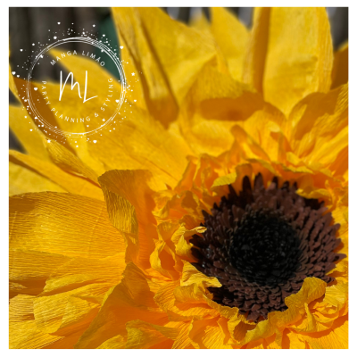 Flor amarela artificial com pétalas de tecido e centro escuro