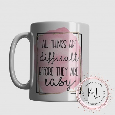 Caneca branca com texto motivacional em rosa e dourado