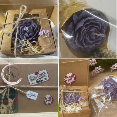 Conjunto presente com flor de cera roxa e decoração natalícia em caixa de cartão castanha