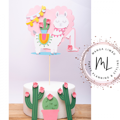 Topper de bolo com lhama e decoração de cactos em papel colorido
