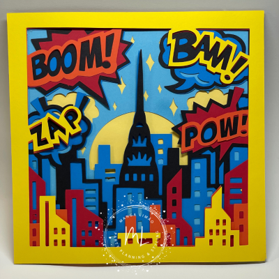 Quadro decorativo estilo banda desenhada com palavras em balões e silhueta de cidade.