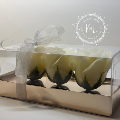 Caixa com 3 botões de Rosa de sabão cor champanhe