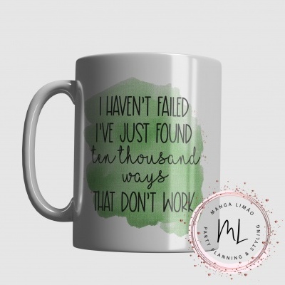 Caneca branca com texto preto sobre padrão verde em aquarela